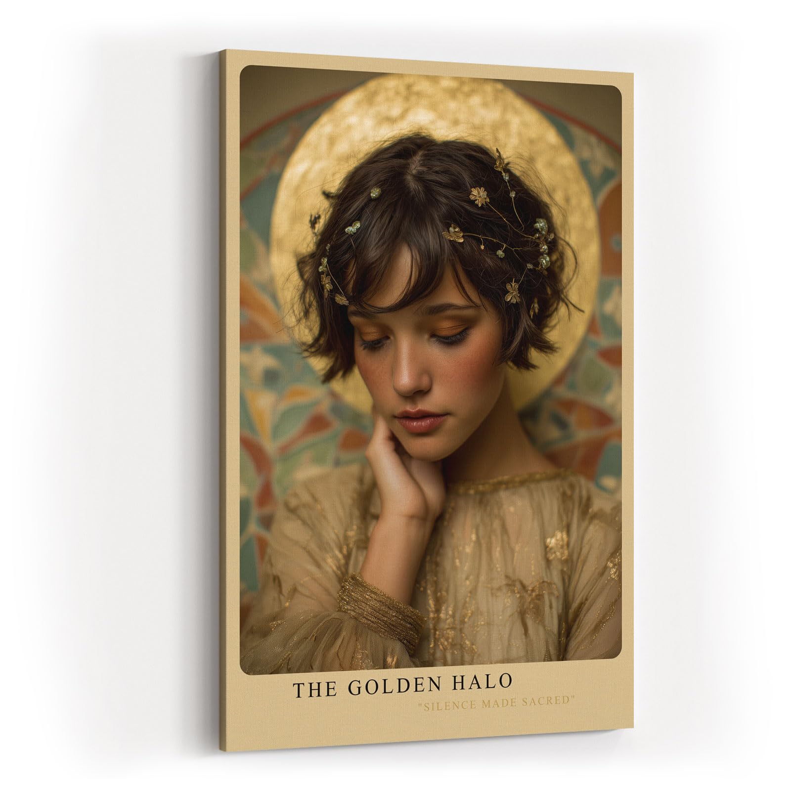 Paul Sinus Wandbild in 40x60cm The Golden Halo – Elegantes Porträt einer jungen Frau mit goldenem Heiligenschein in sanften, warmen Farbtönen für stilvolle Raumgestaltung