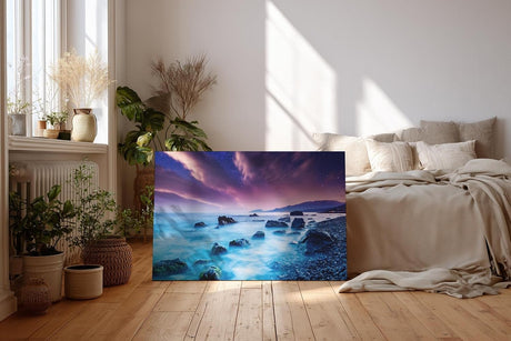 Sinus Art Wandbild 120x80cm Mystische Felsenküste bei Nacht unter violettem Himmel mit leuchtendem Wasser