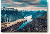 Sinus Art Wandbild 120x80cm Beeindruckende Aussicht auf norwegisches Fjordtal mit mutiger Person auf Felsvorsprung