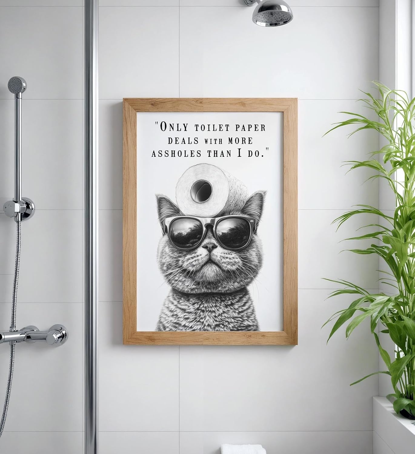 Paul Sinus Poster/Leinwandbild/Rahmenoption – Coole Katze mit Klopapier und frechem Spruch – Lustige WC-Deko für dein Badezimmer