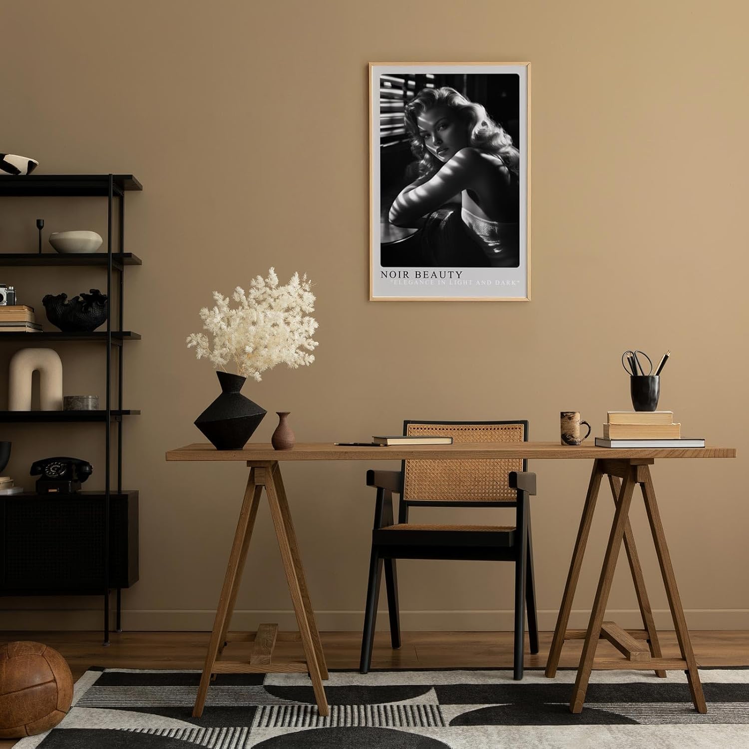 Paul Sinus Leinwandbild 60x90cm faszinierende Noir-Fotografie einer eleganten Frau im Spiel von Licht und Schatten, stilvolle Schwarz-Weiß-Kunst