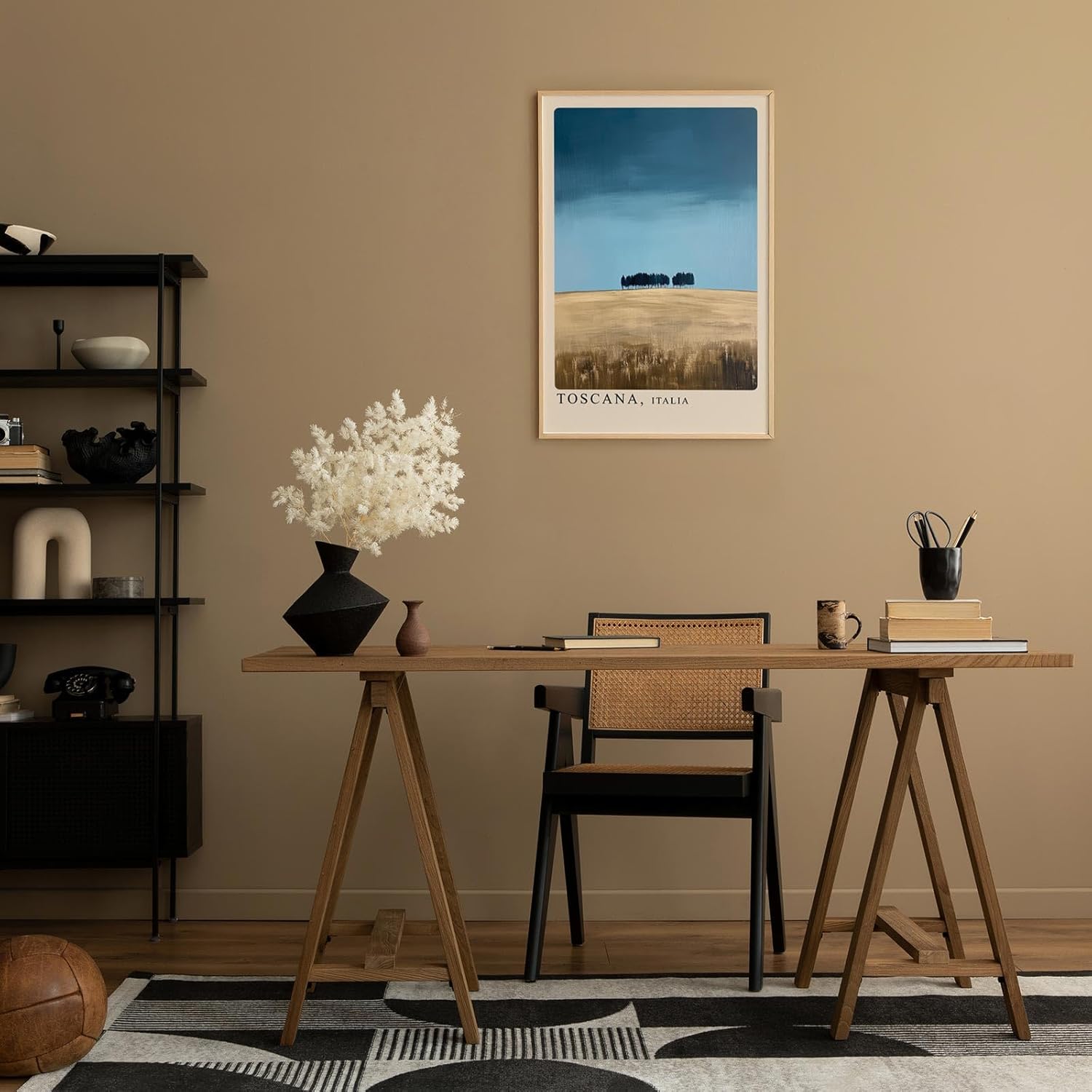 Paul Sinus Leinwandbild 80x120cm Toscana Minimalismus – Weite Landschaft mit sanften Feldern und charakteristischer Baumreihe unter klarem Himmel