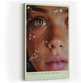 Paul Sinus Wandbild in 40x60cm Bubbles of Her Dream hyperrealistisches Porträt einer Frau mit grünen Augen und Seifenblasen