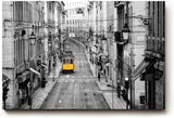 Sinus Art Wandbild 120x80cm Gelbe Straßenbahn in monochromer Großstadtkulisse – Highlight inmitten des Alltags