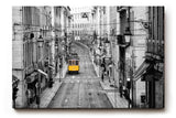 Sinus Art Wandbild 120x80cm Gelbe Straßenbahn in monochromer Großstadtkulisse – Highlight inmitten des Alltags