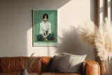 Paul Sinus Wandbild in 40x60cm The Center Within meditative Frau im weißen Hemd auf grünem Hintergrund in ausdrucksstarker Bilder