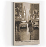 Paul Sinus Wandbild in 40x60cm The Girl Who Kept Walking Retro City Street Scene in Sepia with Vintage Cars and Rainy Atmosphere