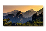 Sinus Art Wandbild 120x80cm Dramatische Berglandschaft mit goldenen Sonnenstrahlen und markanten Felsen