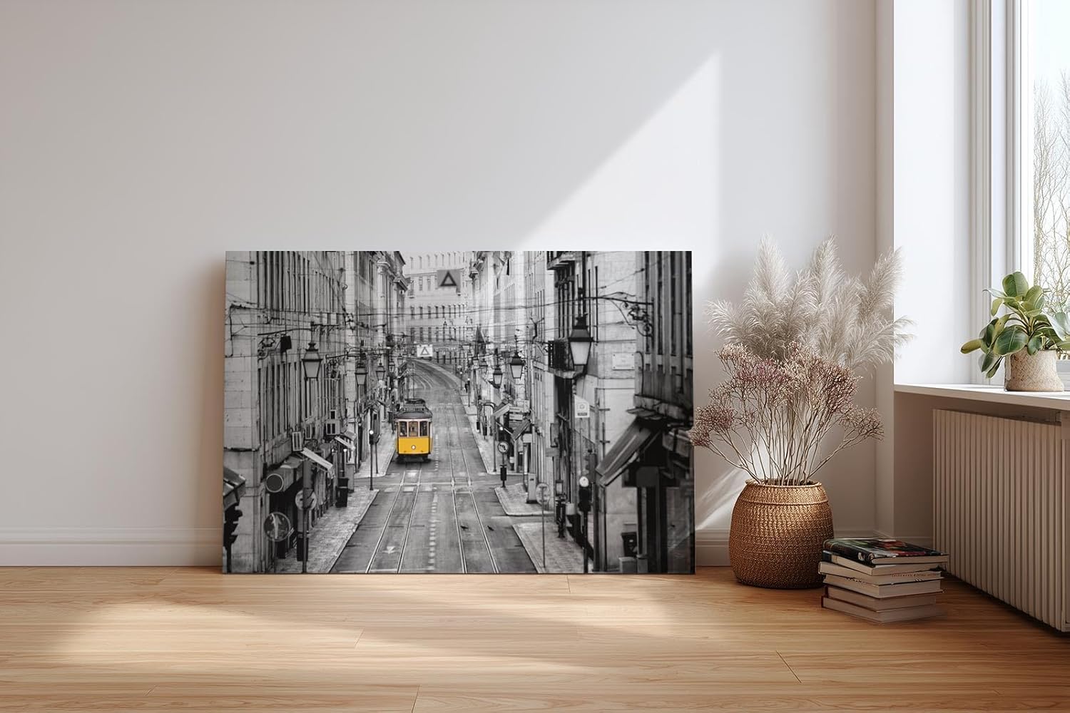 Sinus Art Wandbild 120x80cm Gelbe Straßenbahn in monochromer Großstadtkulisse – Highlight inmitten des Alltags