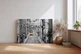 Sinus Art Wandbild 120x80cm Gelbe Straßenbahn in monochromer Großstadtkulisse – Highlight inmitten des Alltags