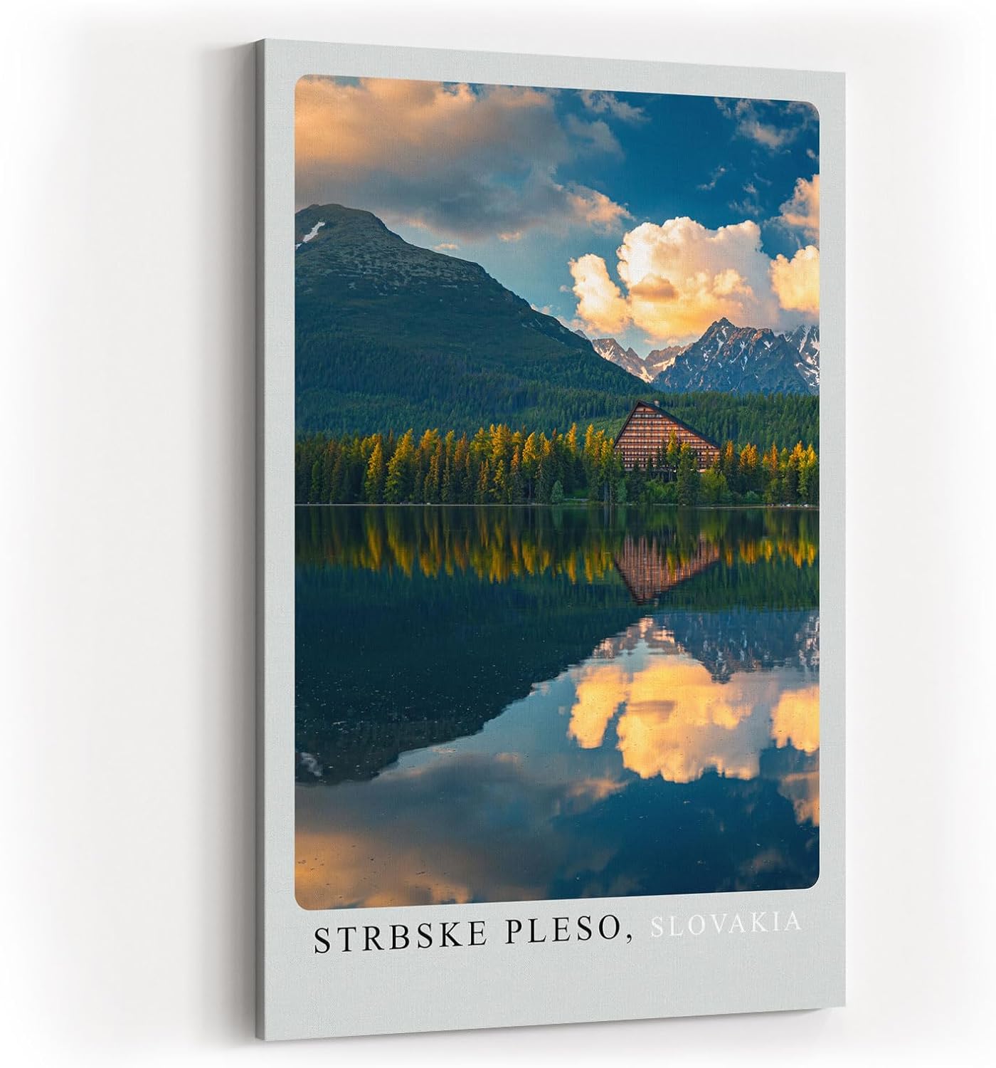 Paul Sinus Kunstdruck 40x60cm Strbske Pleso Slowakei mit Bergsee und Hotel im Licht der Abendwolken
