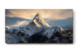 Sinus Art Wandbild 120x80cm Massiver schneebedeckter Berg ragt in dramatisches Lichtspiel – eindrucksvoll und still