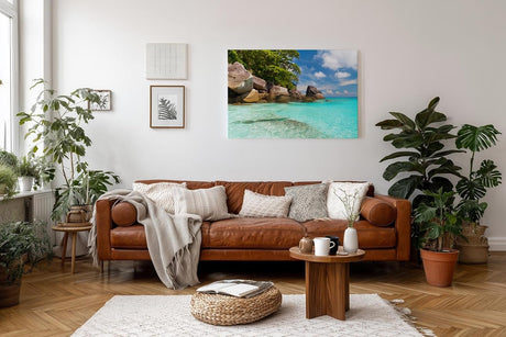 Sinus Art Wandbild 120x80cm Feinsandiger Strand mit Felsen und türkisfarbenem Wasser – paradiesisch und entspannend