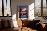 Paul Sinus Wandbild in 40x60cm City Mirror mit ruhiger Stadtsilhouette und Boot im Abendlicht für moderne Wandgestaltung