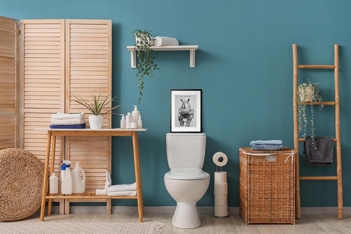 Paul Sinus Poster/Leinwandbild/Rahmenoption – Nashorn auf Toilette „Big Business“ – Lustige WC-Deko für dein Badezimmer