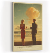 Paul Sinus Wandbild in 40x60cm Atomic Cocktail Vintage-Szene mit elegant gekleidetem Paar am Strand vor aufsteigender Wolke für stilvolle Retro-Raumgestaltung