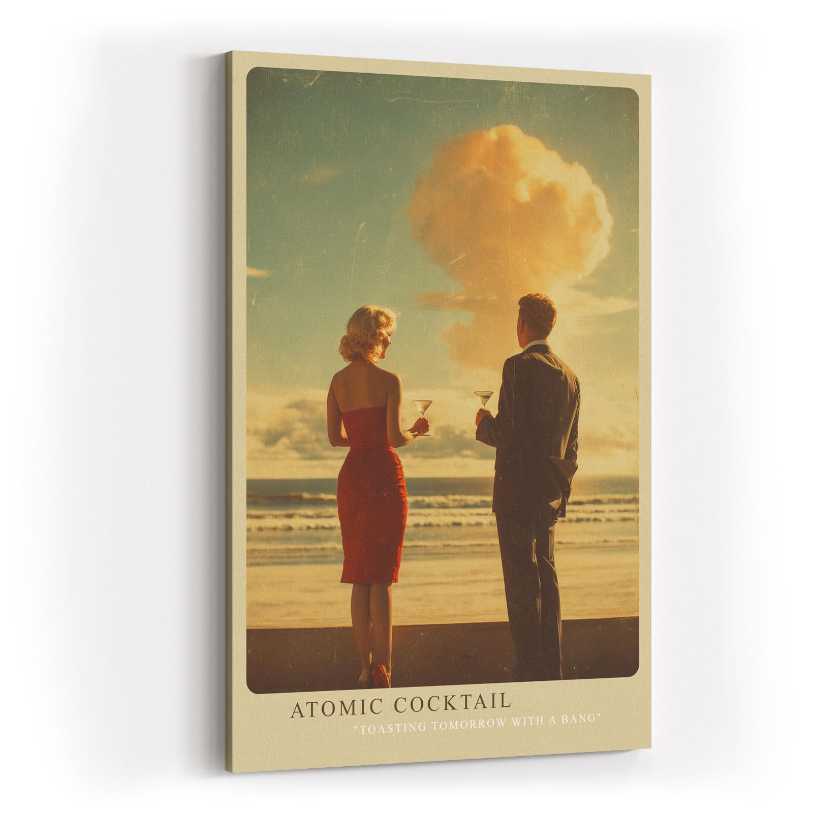 Paul Sinus Wandbild in 40x60cm Atomic Cocktail Vintage-Szene mit elegant gekleidetem Paar am Strand vor aufsteigender Wolke für stilvolle Retro-Raumgestaltung