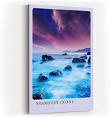 Paul Sinus Kunstdruck 40x60cm Stardust Coast – traumhafte Küstenlandschaft unter violettem Sternenhimmel