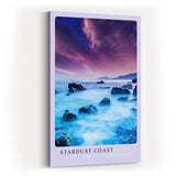 Paul Sinus Kunstdruck 40x60cm Stardust Coast – traumhafte Küstenlandschaft unter violettem Sternenhimmel