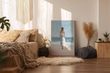 Paul Sinus Wandbild in 40x60cm Frau im weißen Sommerkleid am Strand – romantische Küstenkunst mit impressionistischem Charme für harmonische Wohnräume
