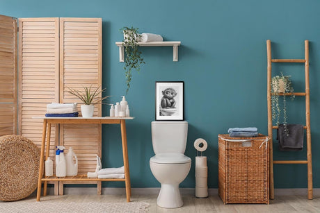 Paul Sinus Poster/Leinwandbild/Rahmenoption – Nachdenklicher Affe auf Toilette – Lustige WC-Deko für dein Badezimmer