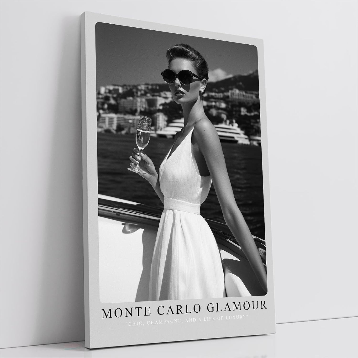 Paul Sinus Leinwandbild 80x120cm Leinwandbild Monte Carlo Glamour – Stilvolle Schwarz-Weiß-Fotografie einer eleganten Frau mit Champagner auf einer Yacht