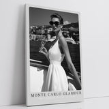 Paul Sinus Leinwandbild 80x120cm Leinwandbild Monte Carlo Glamour – Stilvolle Schwarz-Weiß-Fotografie einer eleganten Frau mit Champagner auf einer Yacht