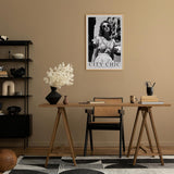 Paul Sinus Leinwandbild 60x90cm Leinwandbild City Chic – Stilvolle Schwarz-Weiß-Fotografie einer eleganten Frau in urbaner Kulisse, Vintage-Glamour