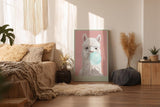 Paul Sinus Wandbild in 40x60cm The Fluffy Chewer – Verspielte Darstellung eines weißen Alpakas mit Kaugummiblase vor pastellrosa Hintergrund