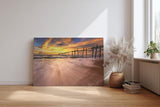 Sinus Art Wandbild 120x80cm Dramatische Szene mit bewegtem Wasser und historischem Holzsteg bei Sonnenuntergang