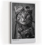 Paul Sinus Wandbild in 40x60cm Snapcat – Humorvolles Katzenporträt in Schwarz-Weiß mit Kamera und Fliegerbrille
