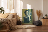 Paul Sinus Wandbild in 40x60cm La Cigarette – elegante Frau im Retro-Stil mit Zigarette, künstlerisches Porträt in Grüntönen