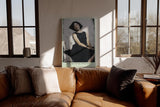Paul Sinus Wandbild in 40x60cm Frau im schwarzen Kleid auf weißem Sofa – elegantes Porträt mit sanfter Ausstrahlung