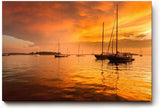 Sinus Art Wandbild 120x80cm Silhouetten von Segelbooten im warmen Abendlicht – maritimes Motiv voller Ruhe und Tiefe
