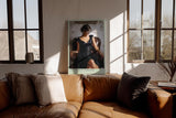 Paul Sinus Wandbild in 40x60cm Frau in elegantem schwarzen Kleid auf Lederstuhl – stilvolles Porträt in moderner Maltechnik