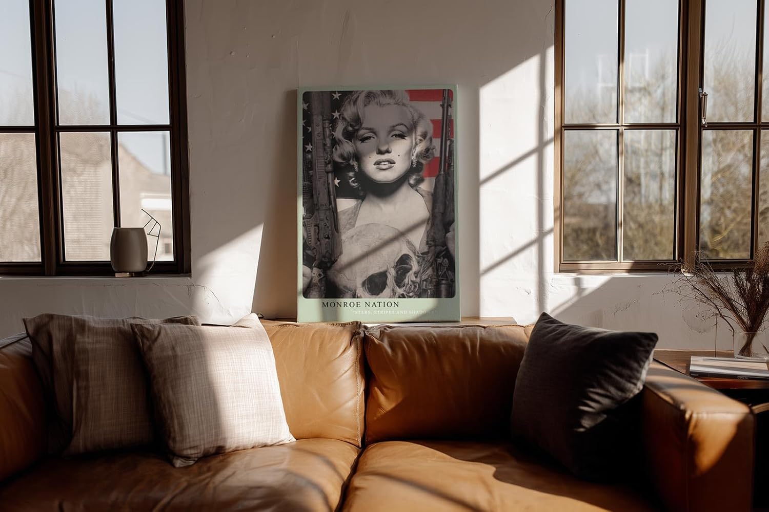 Paul Sinus Wandbild in 40x60cm Marilyn Monroe mit Gewehren in Schwarz-Weiß vor US-Flagge – ausdrucksstarkes Pop-Art-Porträt