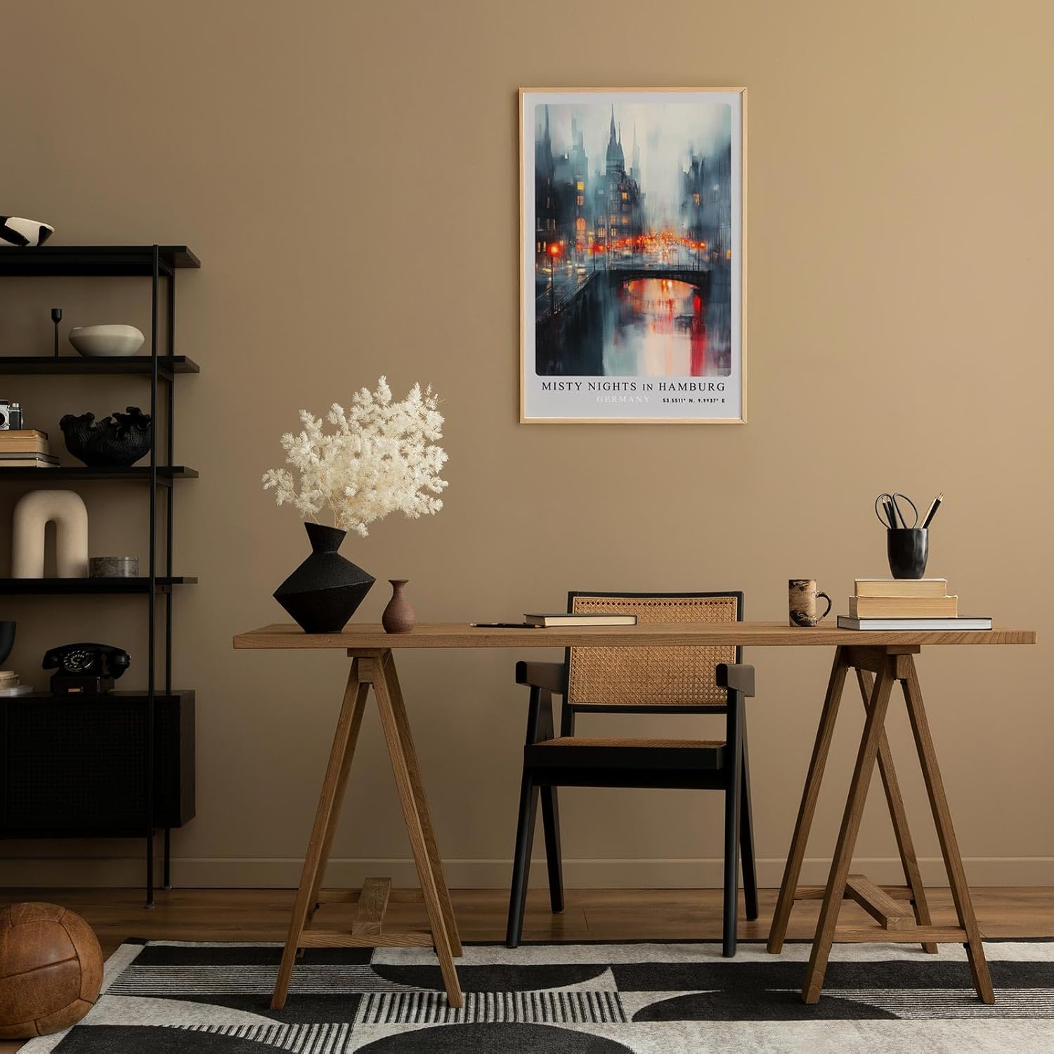 Paul Sinus Leinwandbild 60x90cm Misty Nights in Hamburg – Stimmungsvolle Stadtansicht mit nebelverhangenen Gebäuden, leuchtenden Straßenlichtern