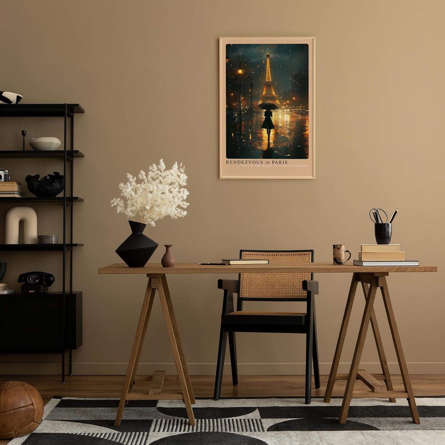 Paul Sinus Leinwandbild 60x90cm Rendezvous in Paris – Romantische Nachtaufnahme mit Eiffelturm, Regen und geheimnisvoller Frau unter einem Schirm