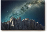 Sinus Art Wandbild 120x80cm Atemberaubendes Motiv mit Felsmassiv und galaktischem Lichtband über dunklem Himmel