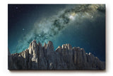 Sinus Art Wandbild 120x80cm Atemberaubendes Motiv mit Felsmassiv und galaktischem Lichtband über dunklem Himmel