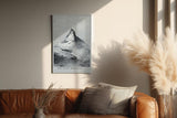 Paul Sinus Wandbild in 40x60cm The White Monarch Schneebedeckter Berggipfel in monochromer Darstellung mit majestätischer Präsenz