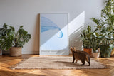 Paul Sinus Kunstdruck 40x60cm Fragile Balance – transparente Struktur mit Wassertropfen auf zartem Blatt in Hellblau