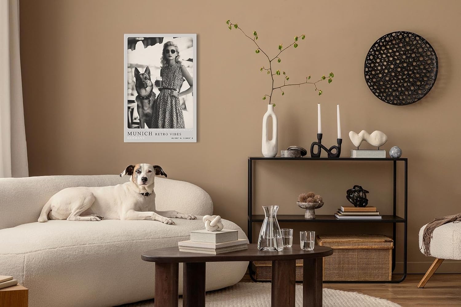 Paul Sinus Leinwandbild 80x120cm Munich Retro Vibes – Stilvolle Vintage-Szene in Schwarz-Weiß mit eleganter Dame, Sonnenbrille, deutschem Schäferhund