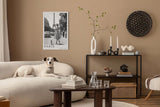 Paul Sinus Leinwandbild 80x120cm stilvolle Vintage-Fotografie einer eleganten Frau mit Hund vor dem Eiffelturm in Paris, zeitlose Schwarz-Weiß-Kunst