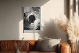 Paul Sinus Wandbild in 40x60cm Event Horizon – Monochrome Abstraktion mit tiefem Zentrum und kraftvollen Strukturen