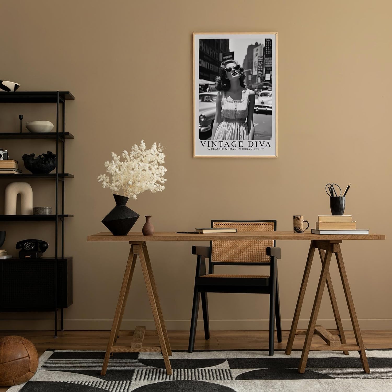 Paul Sinus Leinwandbild 40x60cm Leinwandbild Vintage Diva – Stilvolle Schwarz-Weiß-Fotografie einer glamourösen Frau in urbaner Kulisse, Retro-Ästhetik