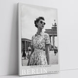 Paul Sinus Leinwandbild 60x90cm Berlin – Nostalgie, Vintage, 50er Jahre, Mode, Brandenburger Tor, Deutschland, Schwarz-Weiß, Retro, Ästhetik