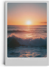Paul Sinus Leinwandbild 40x60cm Stille am Sonnenuntergang – Sanfte Meereswellen mit goldenem Licht und beruhigender Atmosphäre