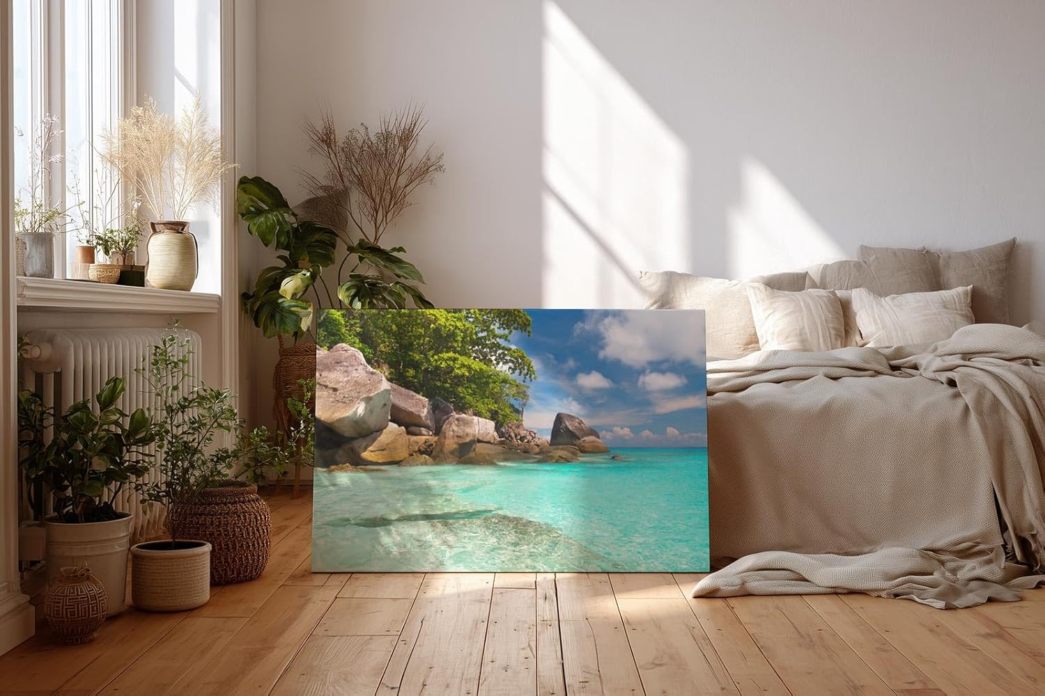Sinus Art Wandbild 120x80cm Feinsandiger Strand mit Felsen und türkisfarbenem Wasser – paradiesisch und entspannend