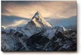 Sinus Art Wandbild 120x80cm Massiver schneebedeckter Berg ragt in dramatisches Lichtspiel – eindrucksvoll und still